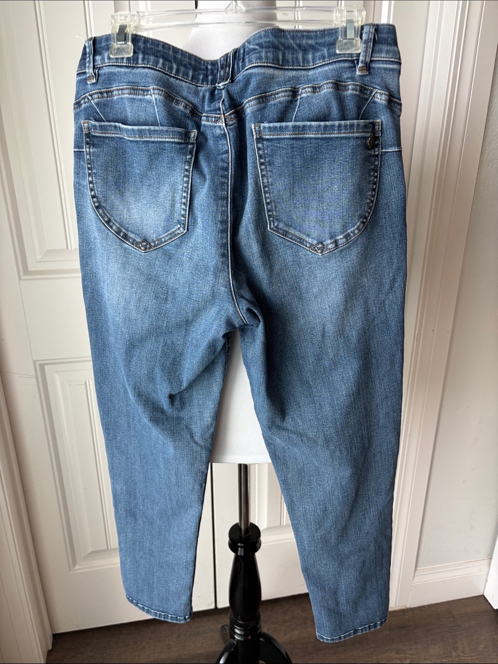 Democracy Women's Medium Blue Skinny Jeans with Light Distressing - Picture 5 of 6